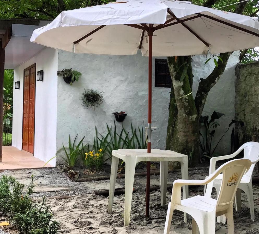 Chalé Privativo à beira do rio Jaguareguava na Mata Atlântica em Bertioga SP Villa Esterno foto