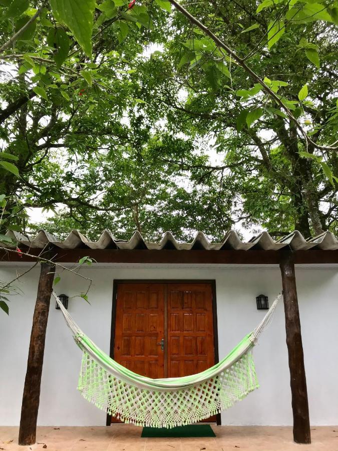 Chalé Privativo à beira do rio Jaguareguava na Mata Atlântica em Bertioga SP Villa Esterno foto