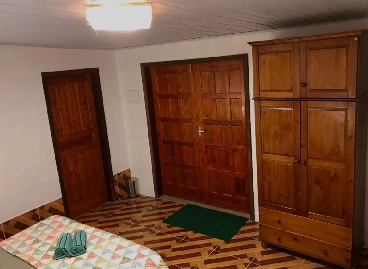 Chalé Privativo à beira do rio Jaguareguava na Mata Atlântica em Bertioga SP Villa Esterno foto