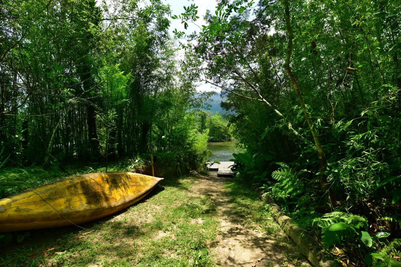 Chalé Privativo à beira do rio Jaguareguava na Mata Atlântica em Bertioga SP Villa Esterno foto